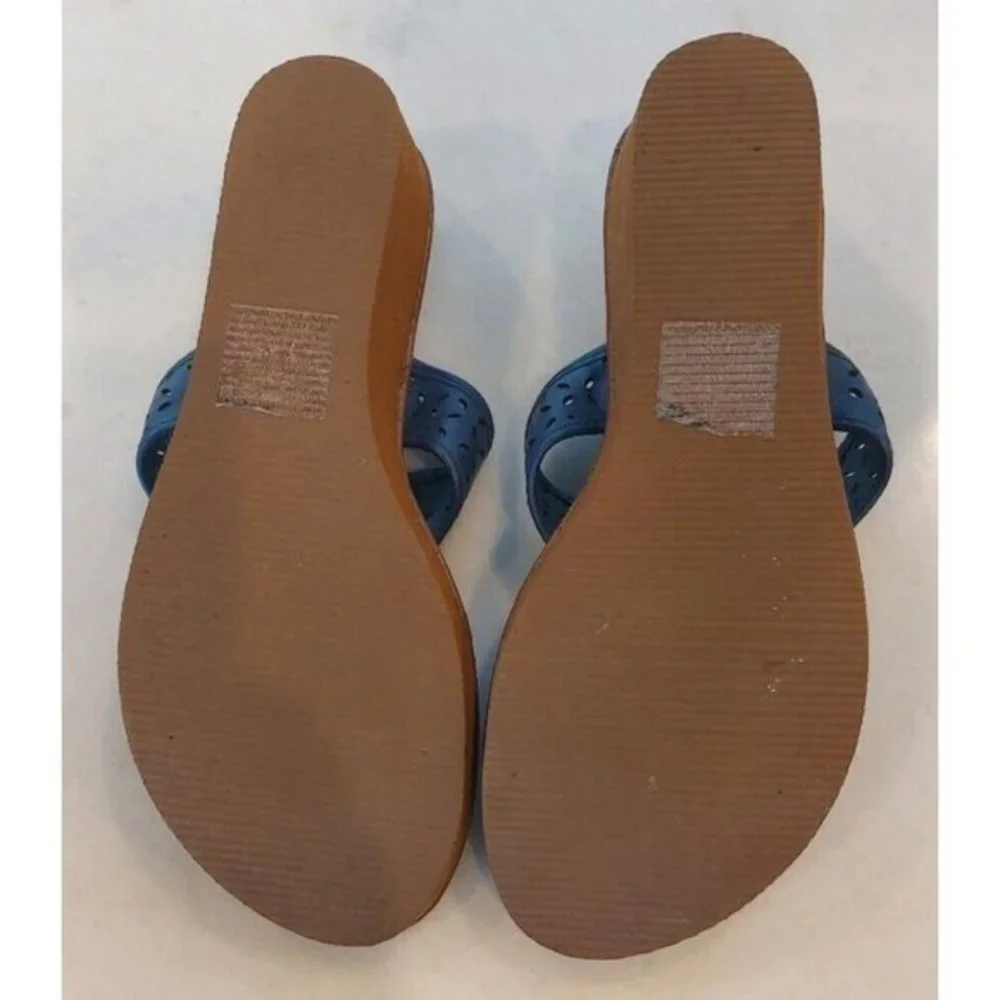 DB Blue Faux Leather Lazer Cut Semi-Platform Small Wedge Flip Flop Sz 7‎